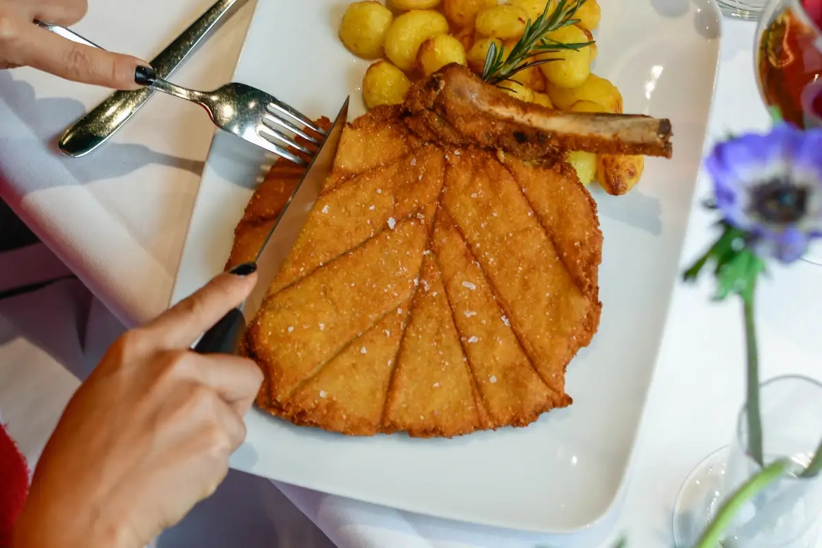 La milanese di vitello alta di Standhal con patate al forno A Milano il ristorante Stendhal festeggia il 35° anniversario
