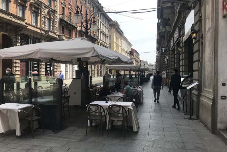 Altro locale deserto in via Dante all'ora di pranzo - Troppo plexiglas e poca gente A Milano pausa pranzo nel deserto