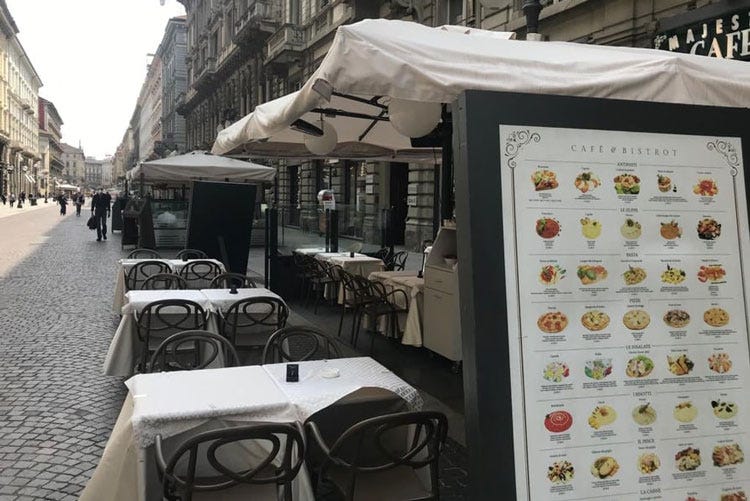 Servirà del tempo per riempire di nuovo i bar del centro - Troppo plexiglas e poca gente A Milano pausa pranzo nel deserto