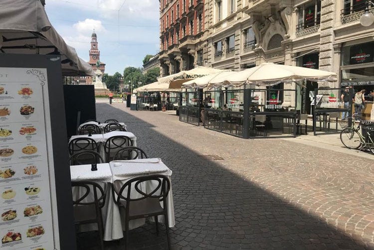 Via Dante e i tavolini dei suoi locali vuoti in pausa pranzo - Troppo plexiglas e poca gente A Milano pausa pranzo nel deserto