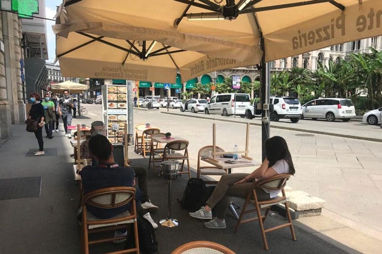 Divisori in plexiglas in piazza Duomo - Troppo plexiglas e poca gente A Milano pausa pranzo nel deserto