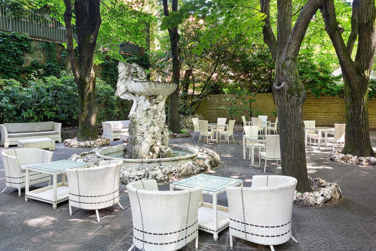Il giardino dello Sheraton Diana Majestic (Foto Matteo Barro) Terrazze e giardini nascosti per l'aperitivo, e non solo, di Ferragosto: ecco dove a Milano