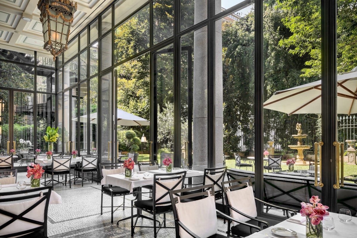 Il giardino d'inverno di Palazzo Parigi Terrazze e giardini nascosti per l'aperitivo, e non solo, di Ferragosto: ecco dove a Milano