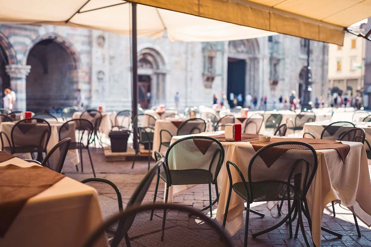 Ristoranti, Milano riapre ma freddo, meteo e calendari incerti minano la ripresa Ristoranti, ripresa fredda a Milano Oltre il meteo, dubbi sugli eventi