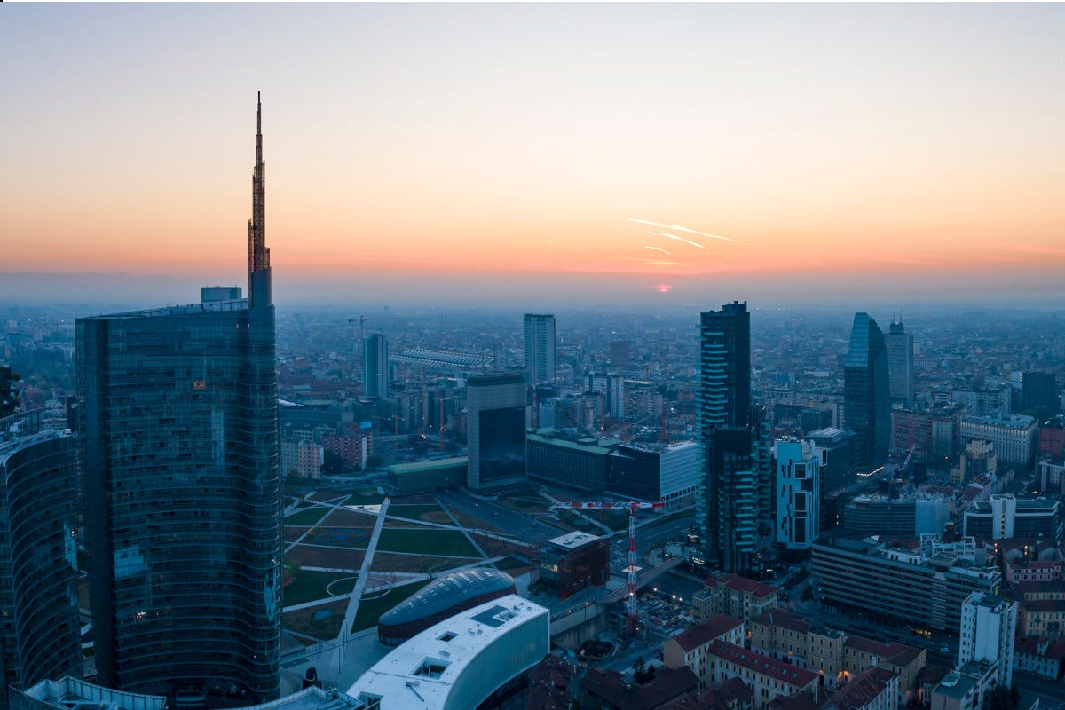 Veduta aerea di Milano Milano, lotta alla malamovida, no a bevande da asporto in vetro e lattina