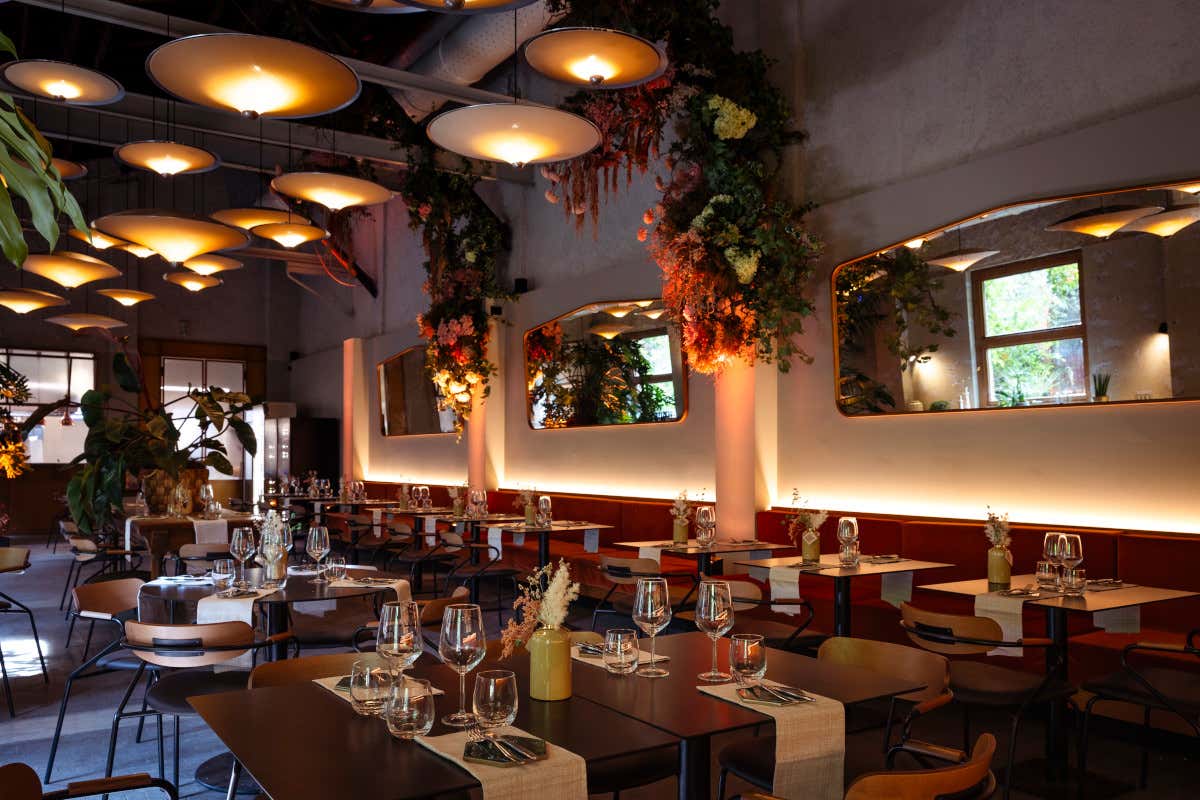 A Milano, vicino ai Navigli, c'è un ristorante “nascosto” tra piante e fiori