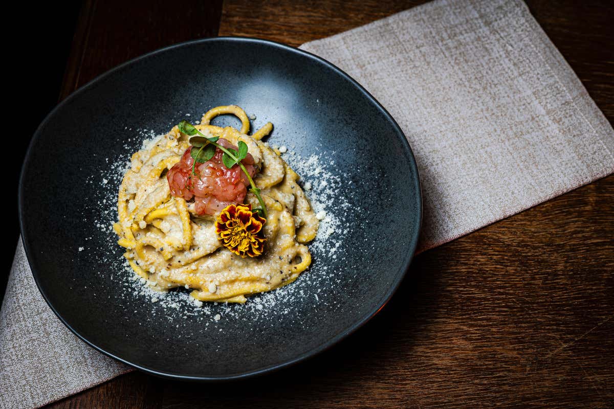 A Milano, vicino ai Navigli, c'è un ristorante “nascosto” tra piante e fiori