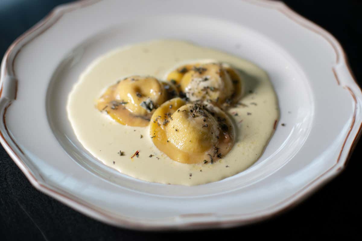 Bollito misto con i tortellini in brodo, la tradizione è servita al ristorante Da Berti