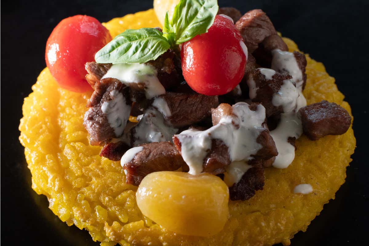 Bollito misto con i tortellini in brodo, la tradizione è servita al ristorante Da Berti