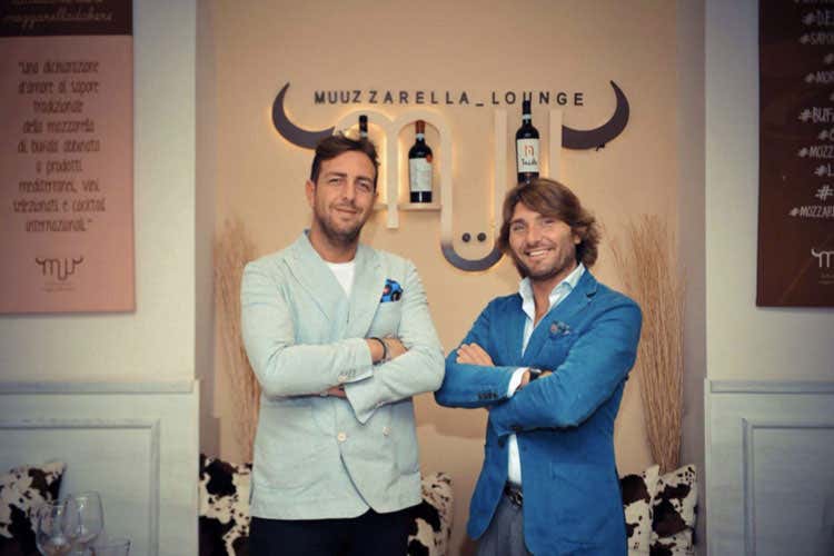 Salvatore Maresca e Dario Morexano, titolari di Muu Mozzarella - Dai ristoratori 100mila euro raccolti per