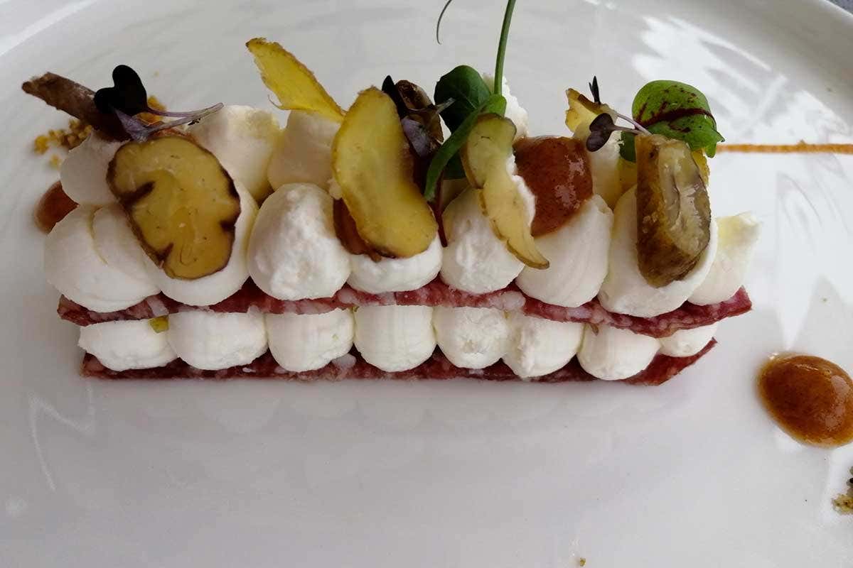  Millefoglie di robiola castagne e cacciatorino con salsa di cachi Tutto il gusto del Cacciatore in un panino, il Consorzio celebra il salame Dop