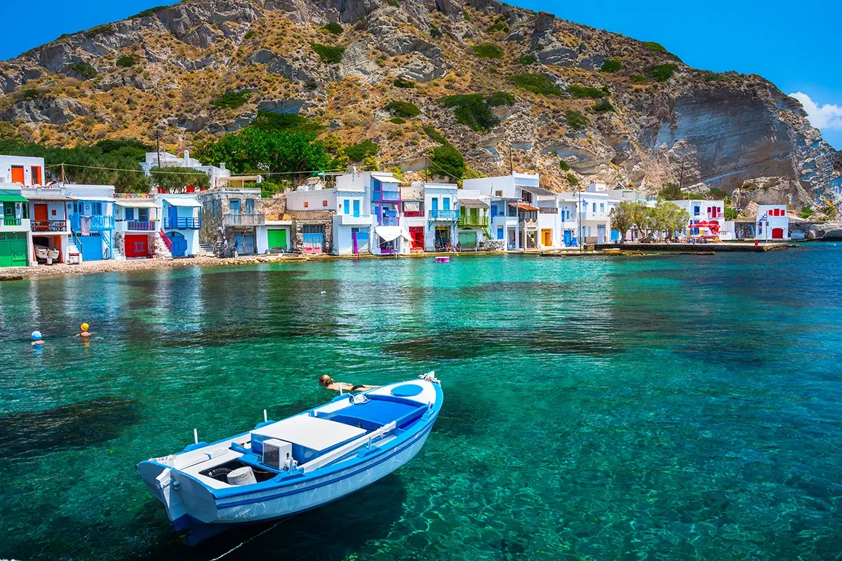 Il pittoresco villaggio di Klima sull&rsquo;isola di Milos L&rsquo;isola pi&ugrave; amata al mondo? Milos! La Sicilia in 6&ordf; posizione