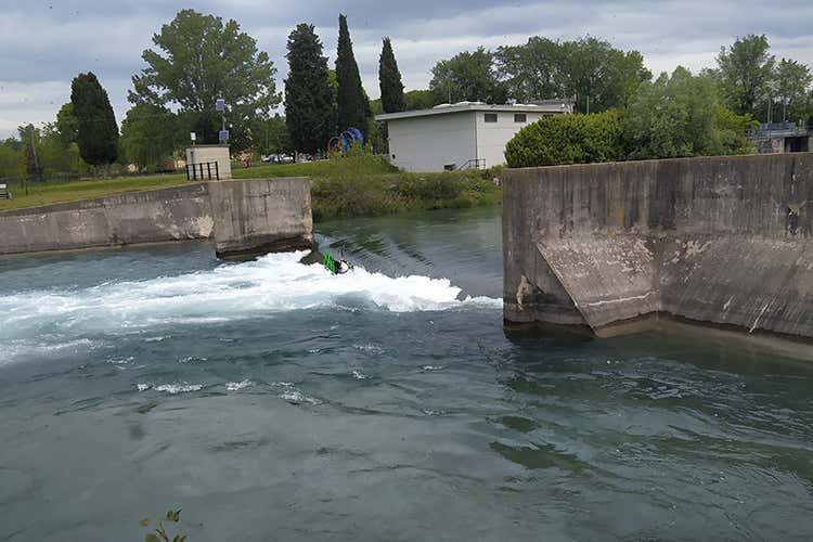 Vista dalla ciclabile sul fiume Mincio Alla scoperta dei borghi sul Mincio tra piatti tipici e Divina Commedia