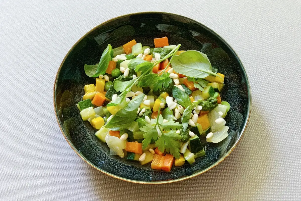 Minestrone di verdure contemporaneo in versione estiva