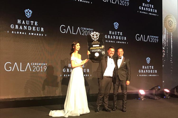 Stefano Marzetti e Luca Costanzi ricevono il premio a Kuala Lumpur (Il Mirabelle fa il pieno di premi agli Haute Grandeur Awards 2019)
