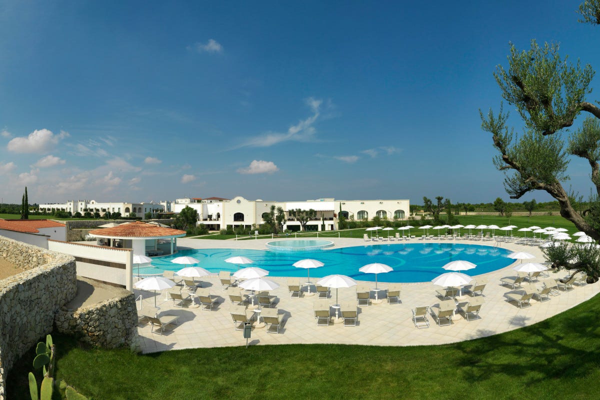 L'esterno del resort, nel cuore del Salento con piscine da relax Acaya Golf Resort