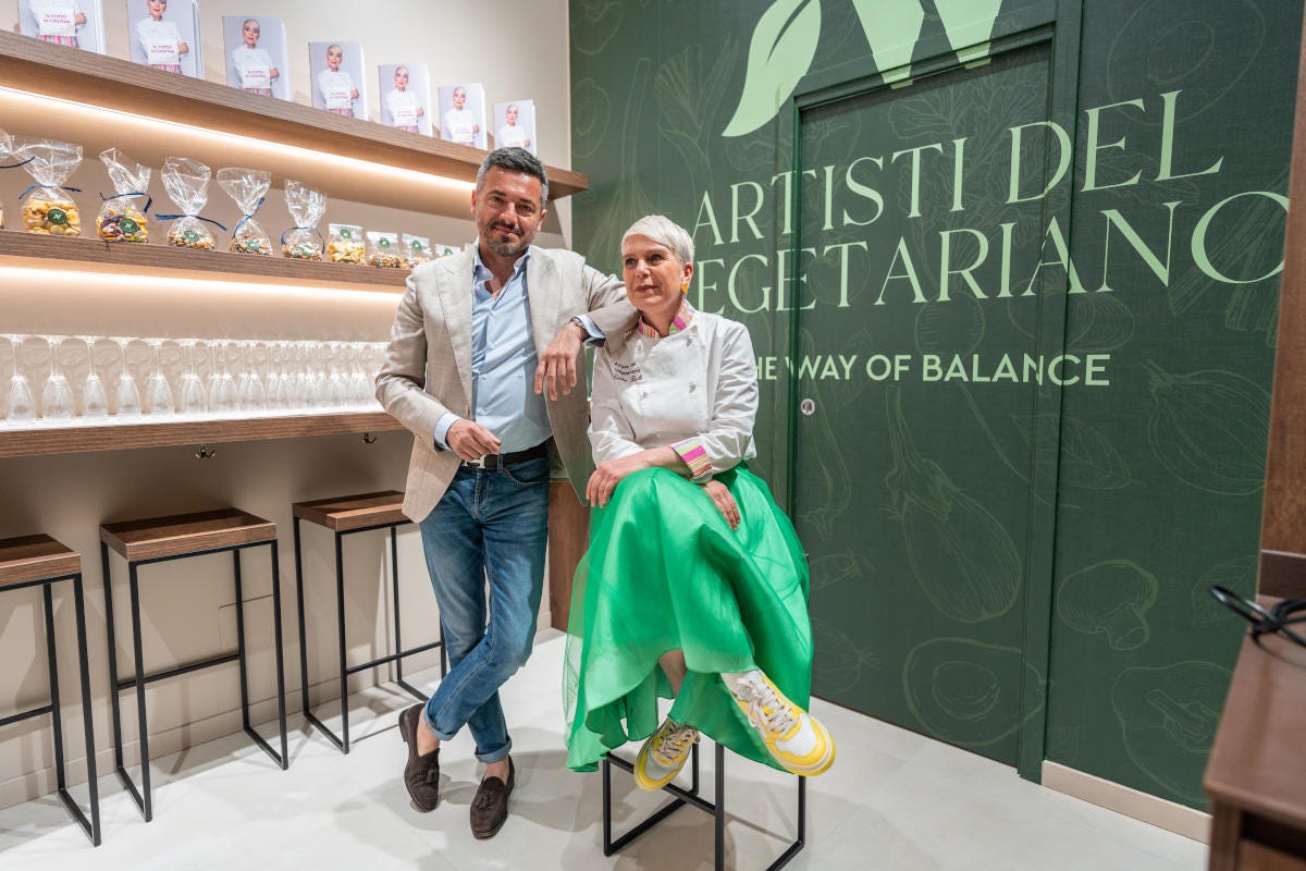 Mirko Sanna, imprenditore, insieme alla chef Cristina Biollo Artisti del Vegetariano a Milano e a Padova bistrot all'insegna della salute