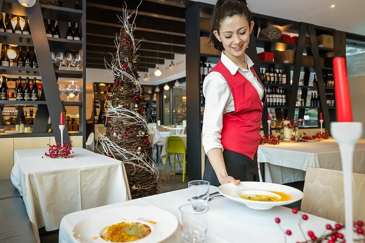 Al ristorante i piatti di Omar Bonecchi  Perché aspettare il 25 dicembre? Tre alberghi in cui il Natale è tutto l'anno