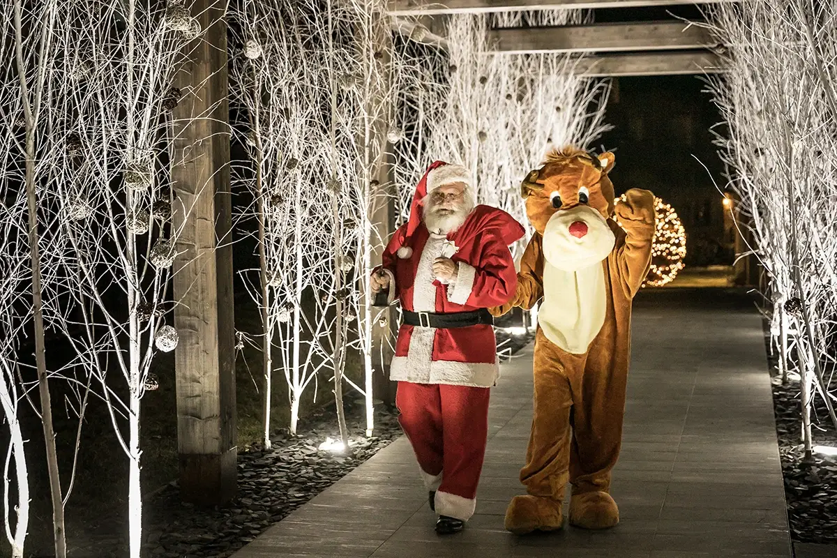 Babbo Natale con Rudolf la renna al Mirtillo Rosso Perché aspettare il 25 dicembre? Tre alberghi in cui il Natale è tutto l'anno