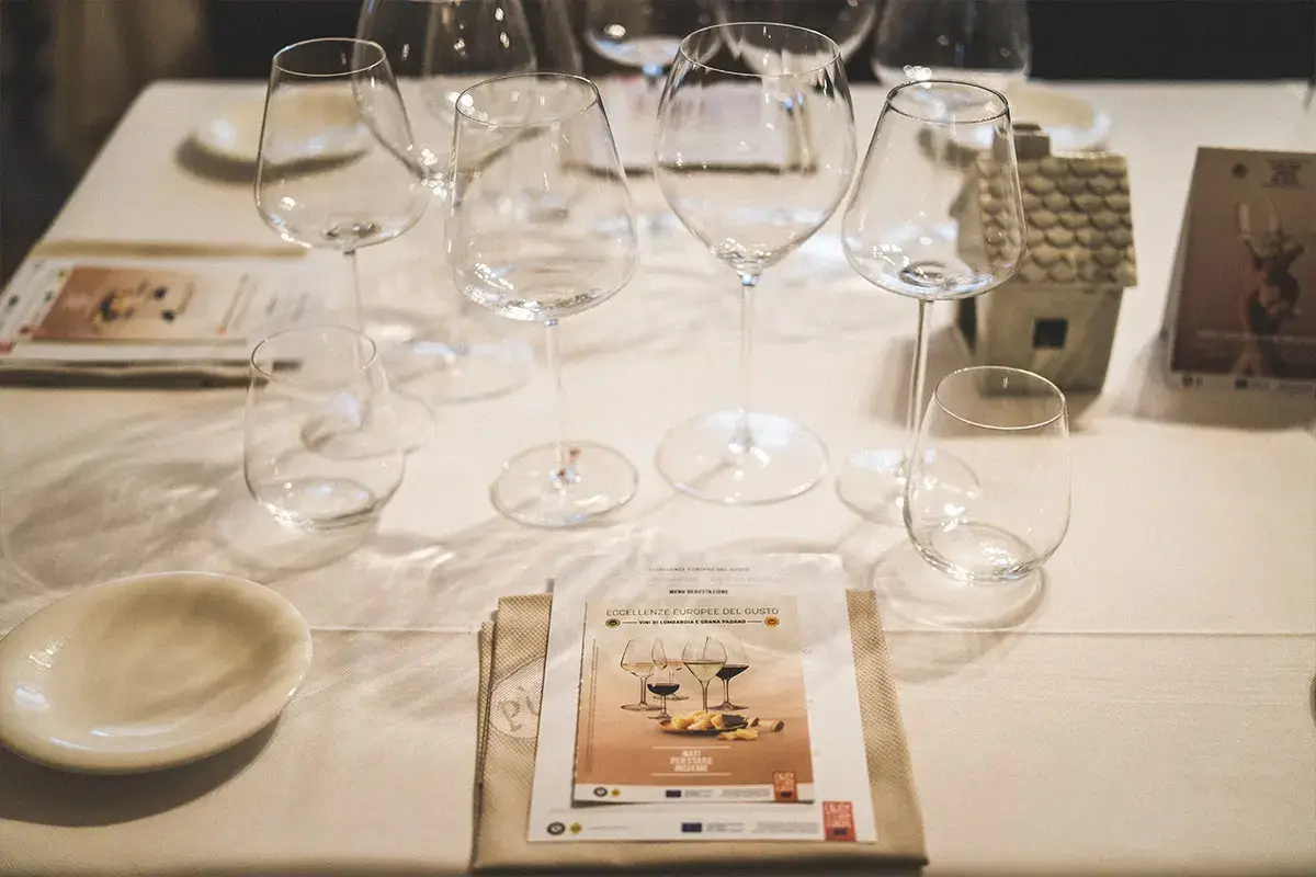 La mise en place Osteria da Pietro, abbinamenti tra Grana Padano Dop e vini lombardi