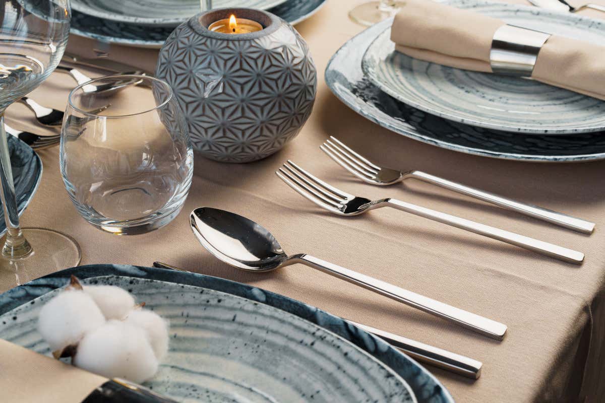 Mise en place: le ultime tendenze nei ristoranti tra piatti, bicchieri e posate
