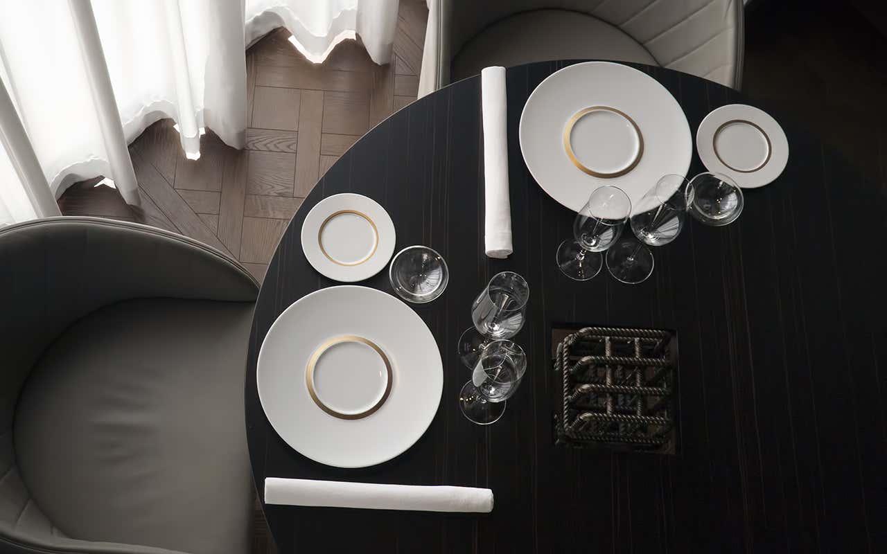 Mise en place. Foto: Francesco Biondi Pipero, lo stellato che non ti aspetti: ribelle alle regole con cucina sorprendente