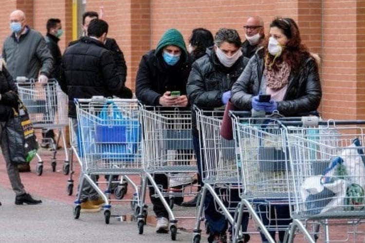 Tutti in fila per fare la spesa - Misiani: «Soldi entro metà aprile E nel Governo nessuno scontro»