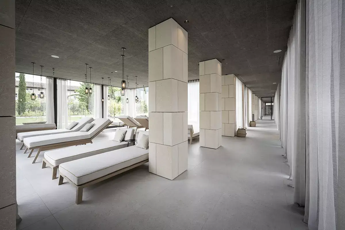 La zona wellness L’Arx Vivendi si impara soggiornando in un monastero… di design