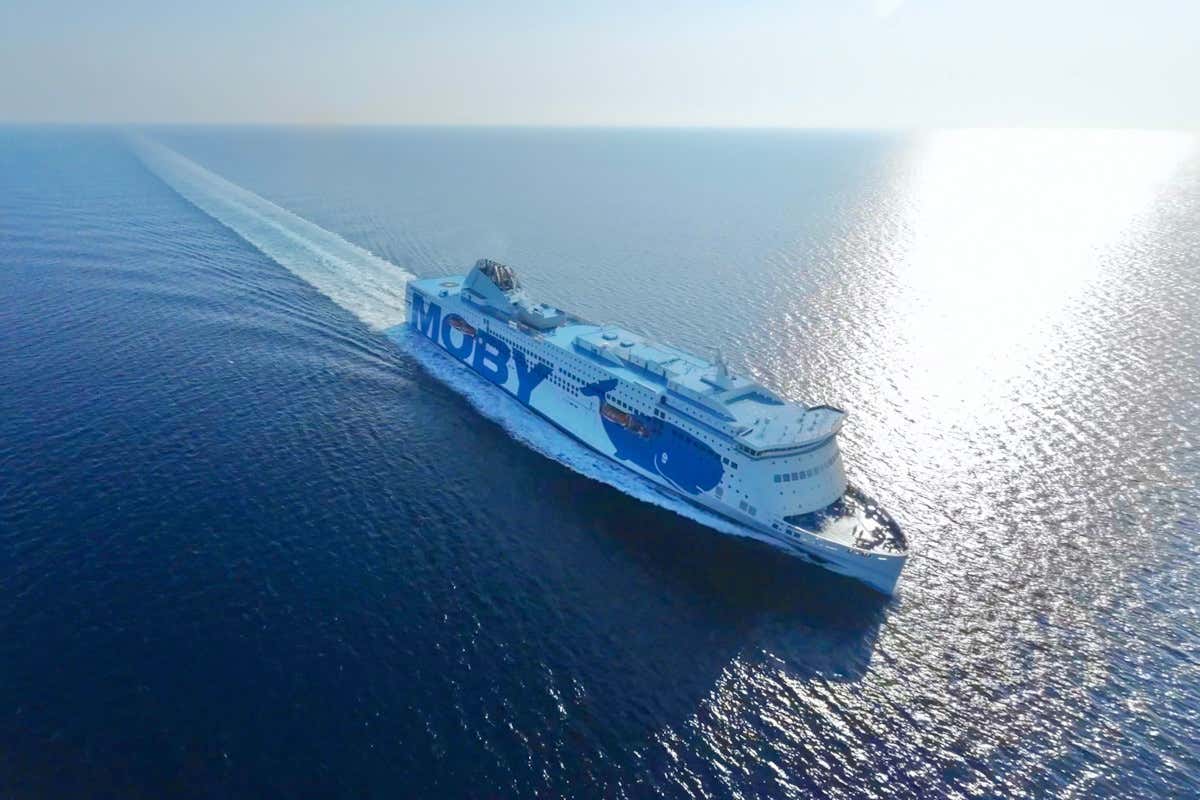 Mozzarella fatta sul traghetto: lo spettacolo del casaro tra Livorno e Olbia