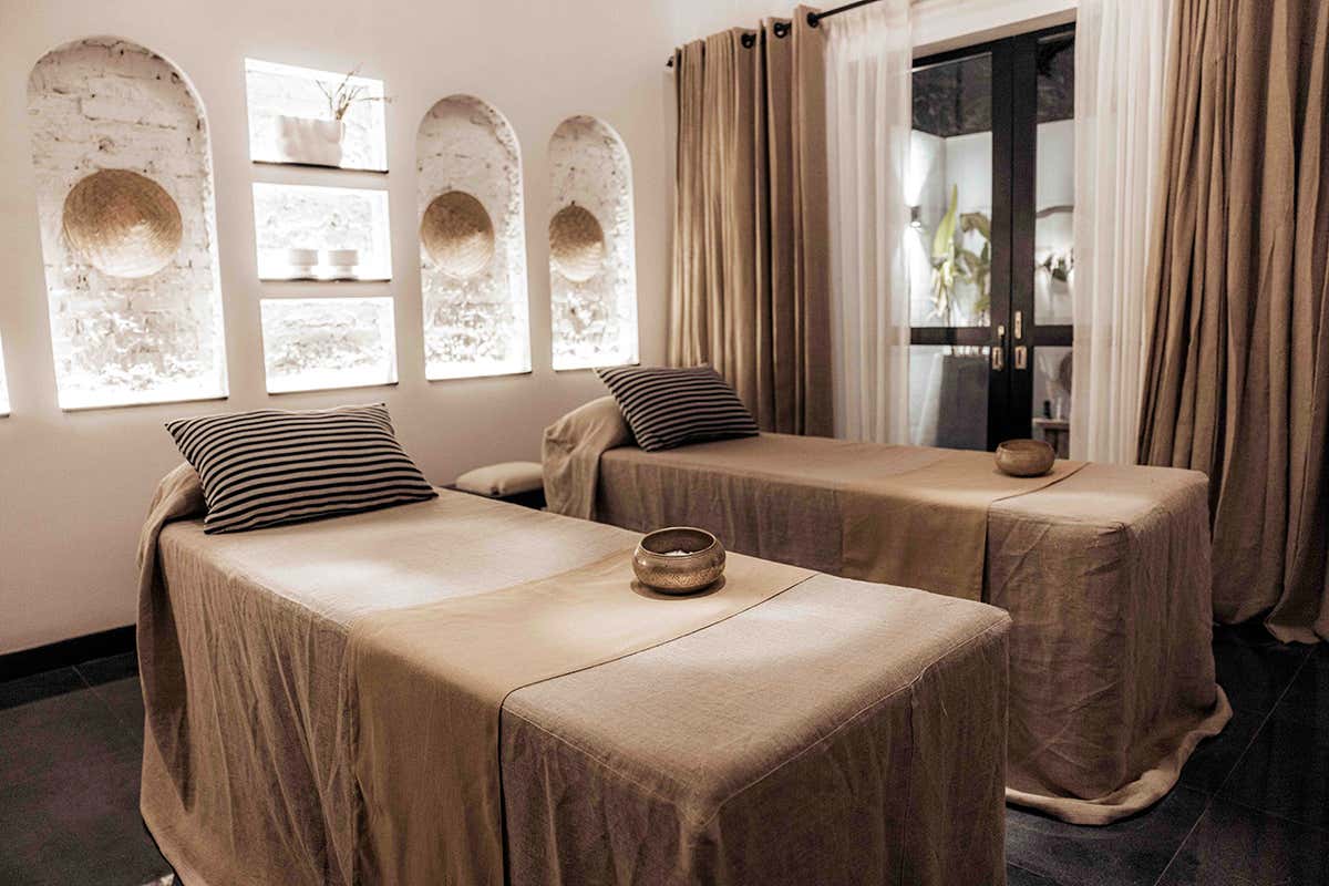 Nella SPA terapisti esperti offrono massaggi ed esperienze ayurvediche personalizzate
