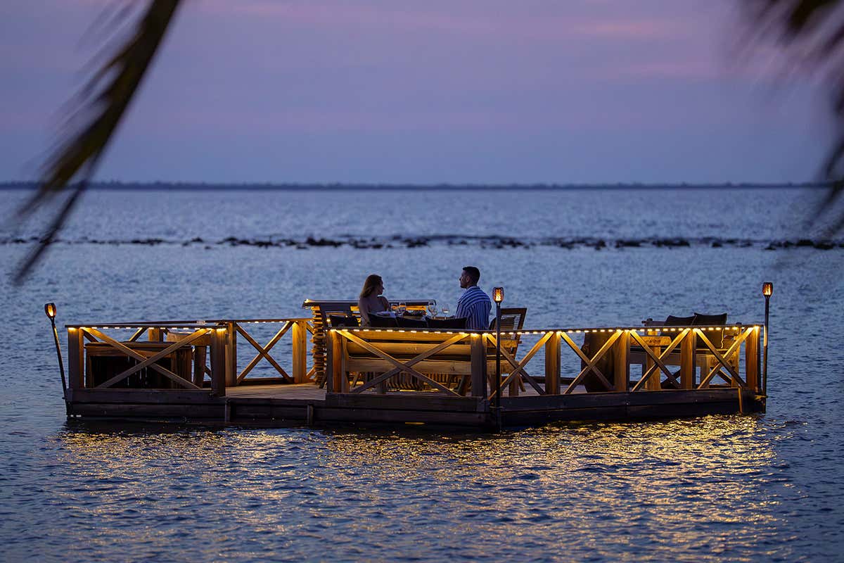 La cena sulla piattaforma nel mare