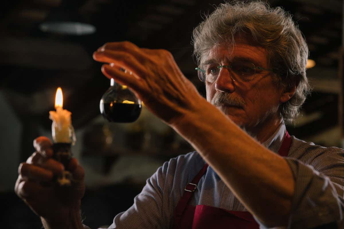 Il maestro acetiere dell'Acetaia Giusti Viaggio alla scoperta di Modena e dei suoi gioielli enogastronomici