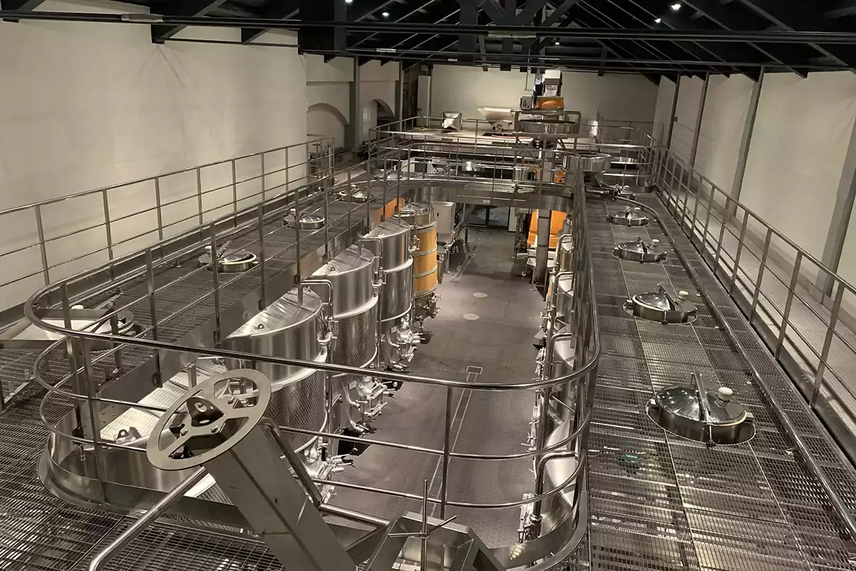 La moderna cantina si sviluppa su diversi livelli Tenuta Conte Vistarino, la casa del Pinot Nero