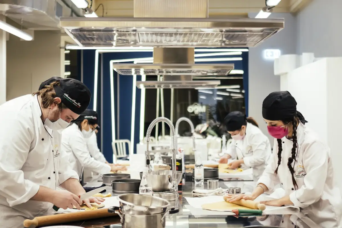 Scuola di cucina al Mog&nbsp; Mog, un mercato internazionale al centro di Genova
