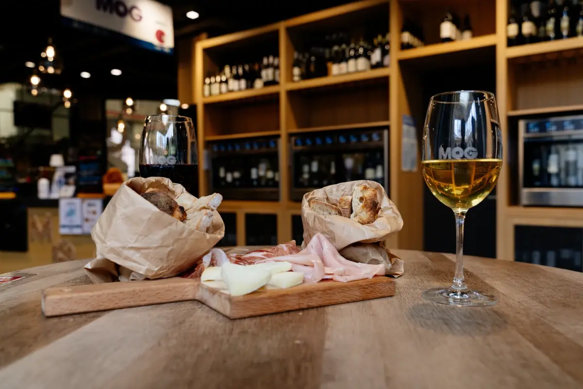 Aperitivo a La Vineria del Mercato Orientale&nbsp; Mog, un mercato internazionale al centro di Genova