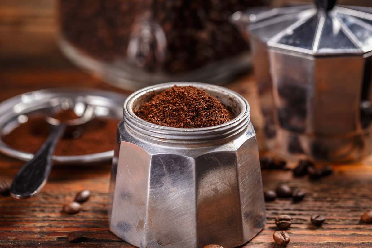 Per una moka perfetta, il filtro va riempito completamente, ma senza pressare la polvere