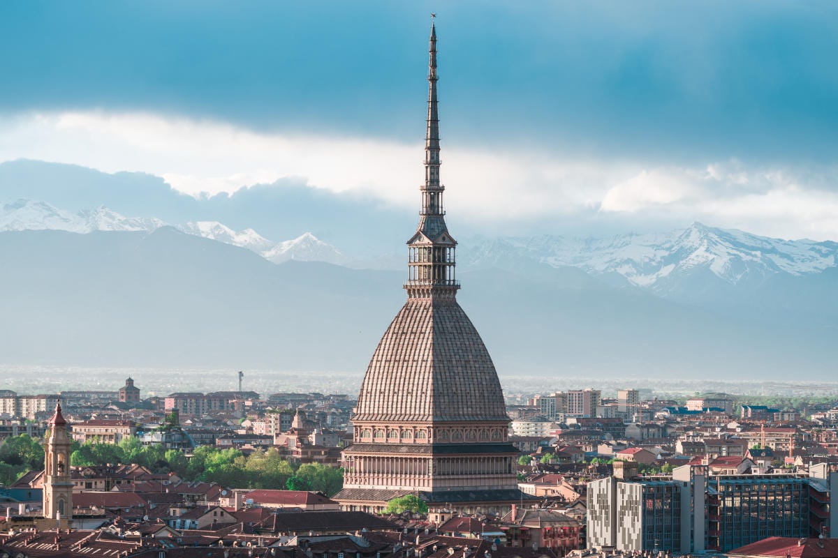 La Mole Antonelliana di Torino, punto panoramico sulle Alpi Punti panoramici in Italia il più visitato è il Duomo di Milano che batte la torre di Pisa. La meno cara al mondo è in Sud Africa