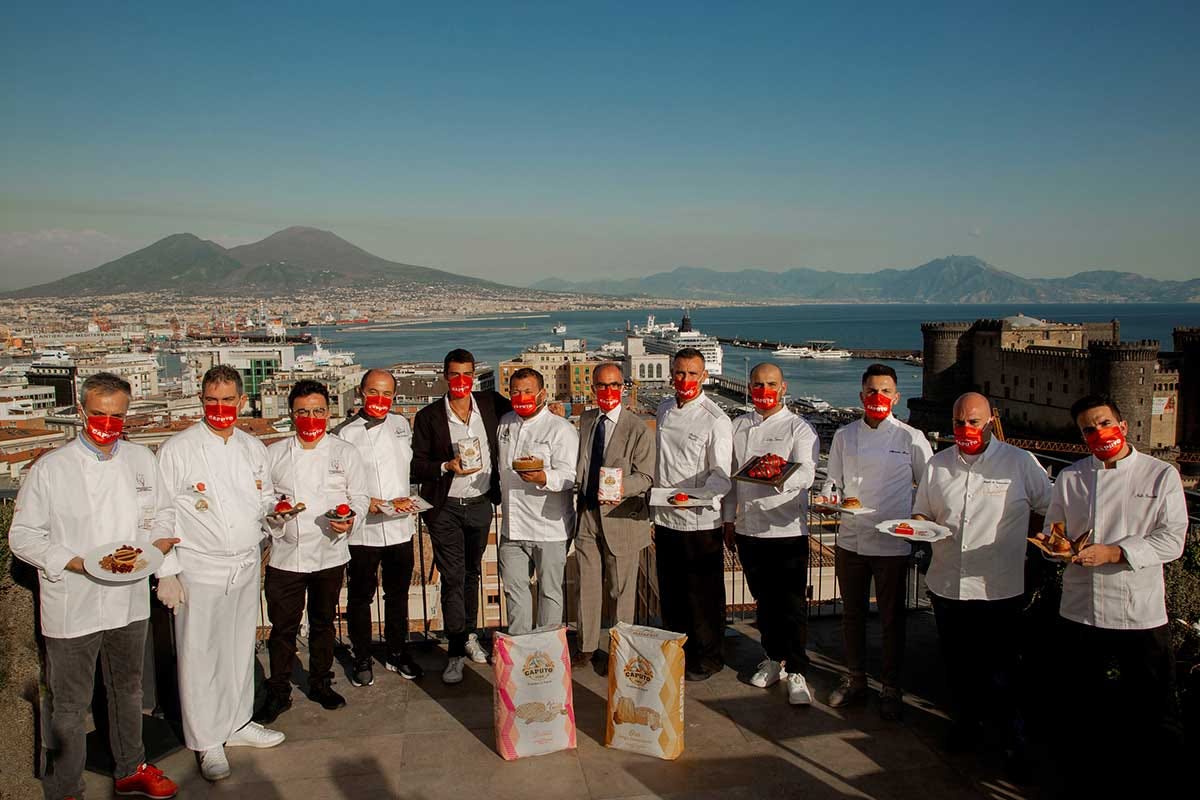 Un'immagine dei finalisti dell'edizione precedente Un dolce per San Gennaro: sette pasticceri pronti alla sfida finale