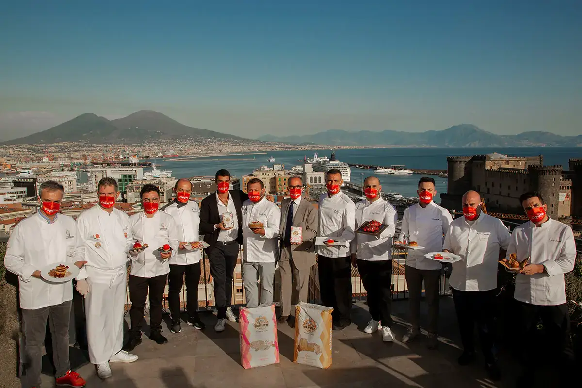 Un'immagine dei finalisti dell'edizione precedente Un dolce per San Gennaro: sette pasticceri pronti alla sfida finale