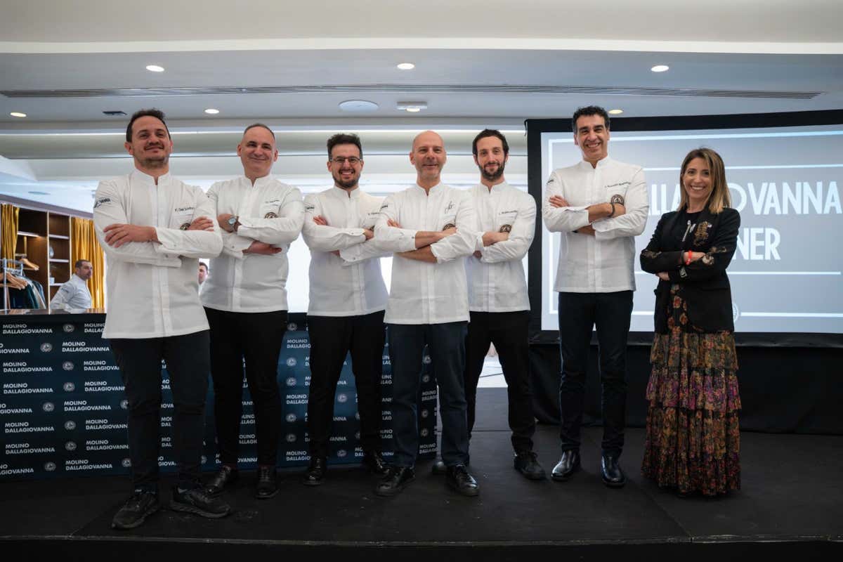 Il team Pasticceria: Fabio Del Sorbo, Denis Dianin, Leonardo Di Carlo, Emilio Glorioso, Jose´ Romero, Luca Rubicondo con Sabrina Dallagiovanna