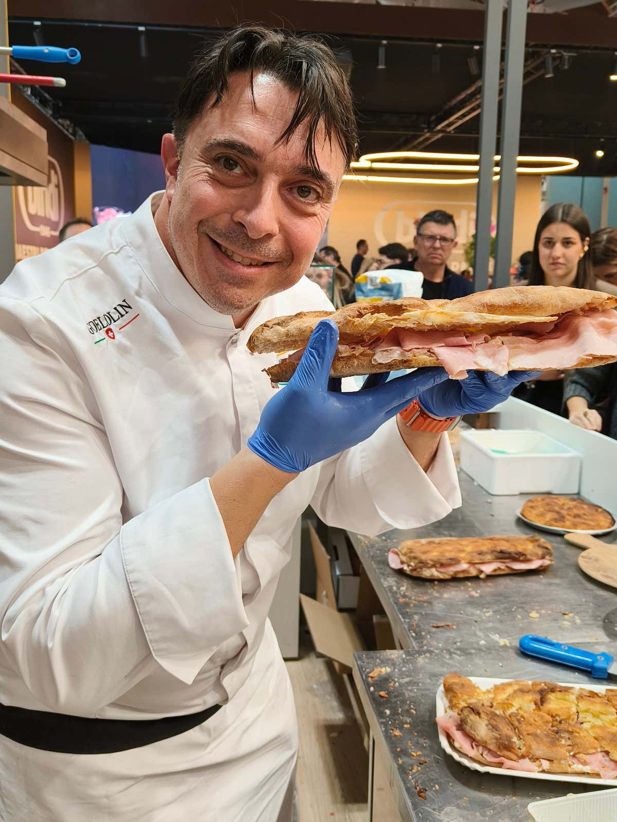 Tullio Monaldi, tecnico di Molino Grassi, mostra una focaccia realizzata utilizzando Teglia 60x40