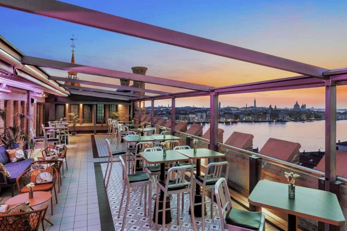 Il rooftop bar del Molino Stucky racconta Venezia con una drink list ispirata ai colori