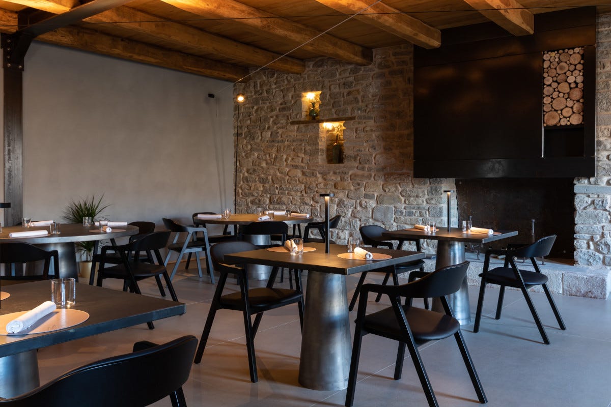 La sala da pranzo del ristorante Mia Soggiorno a Borgotufi per scoprire l’Appennino con le ciaspole ai piedi
