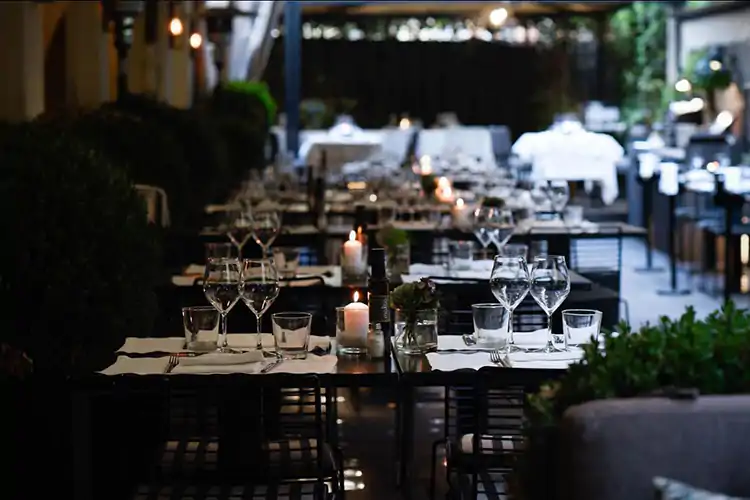 Molto Ristorante &egrave; una struttura inedita, dal design particolarmente ricercato e curato nei dettagli Roma da vivere e gustare all&rsquo;aperto La mappa delle riaperture in citt&agrave;