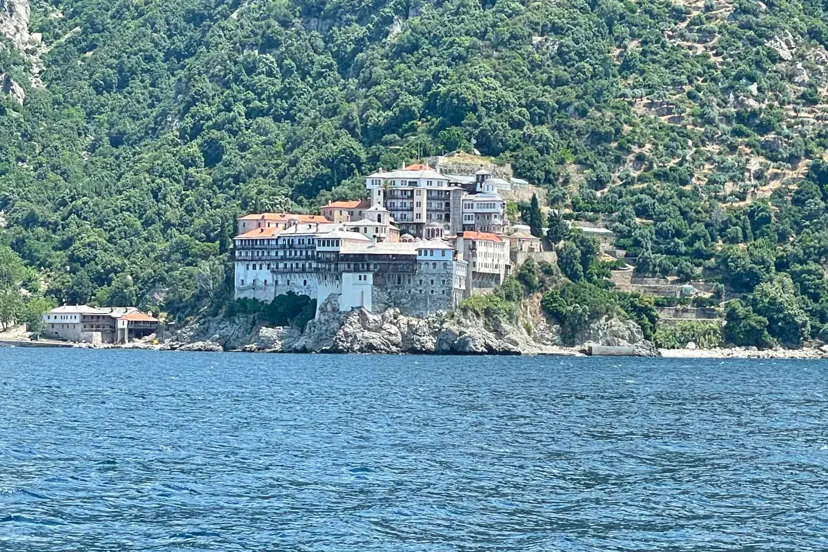 I monsteri si pososno vedere dal mare lungo tutta la costa del Monte Athos Mare turchese, miele, polpi e Dolmadaki, ecco la Grecia del nord che non ti aspetti