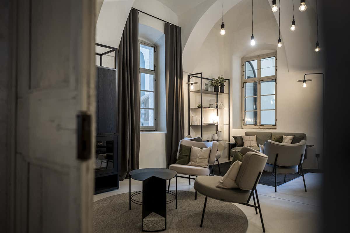 Sala lettura. Foto: Alex Filz L’Arx Vivendi si impara soggiornando in un monastero… di design