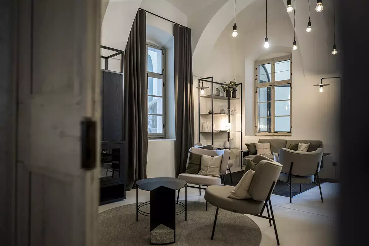 Sala lettura. Foto: Alex Filz L’Arx Vivendi si impara soggiornando in un monastero… di design