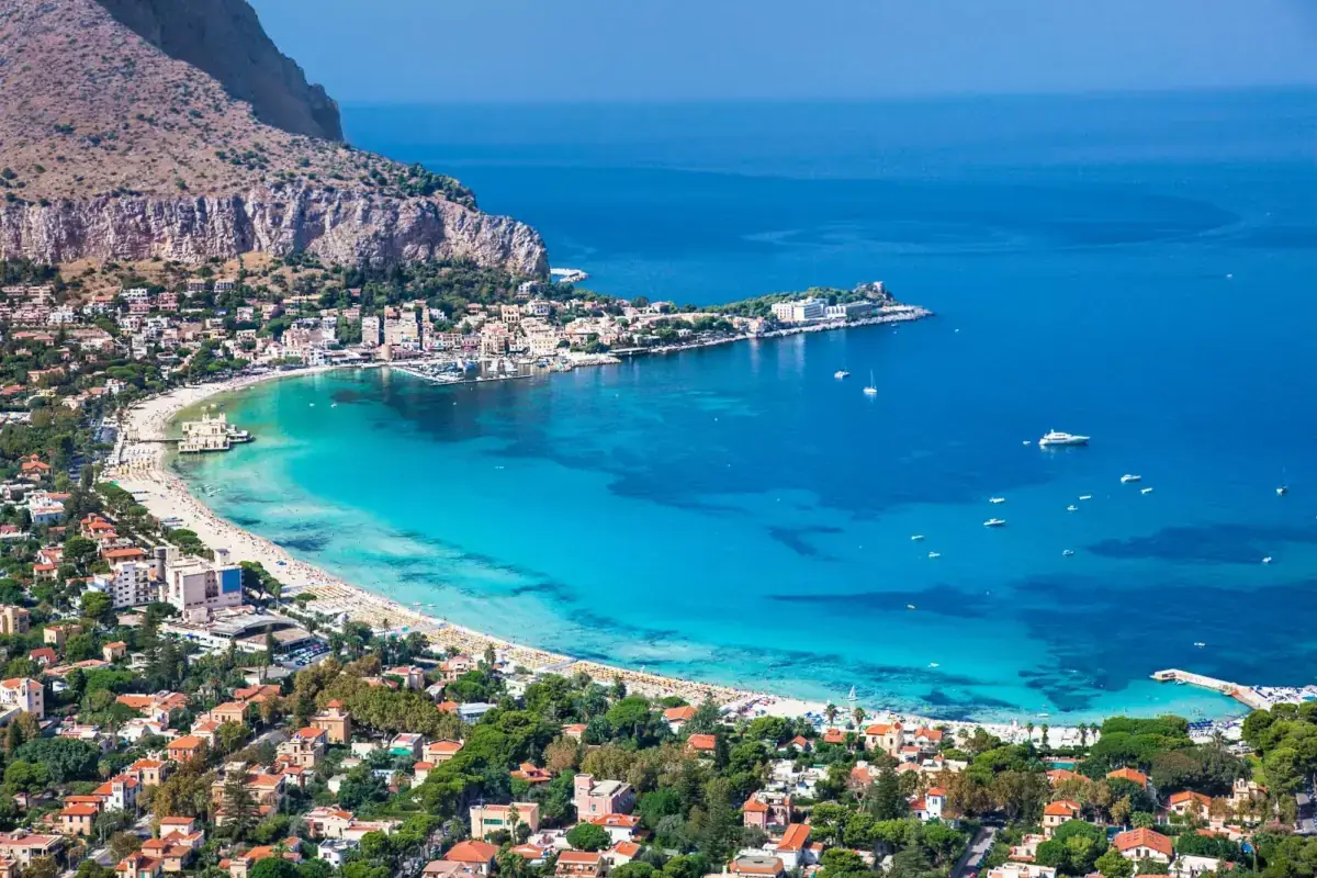veduta di Mondello (fonte : wikipedia) Mondello, si torna in spiaggiaIn Sicilia &egrave; gi&agrave; stagione balneare