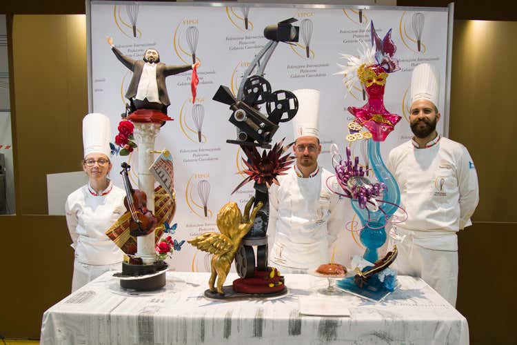 Il team italiano: Barbara Borghi, Gianluca Cecere e Umberto Soprano (Mondiale di pasticceria al GiapponeItalia solo terza dietro alla Cina)