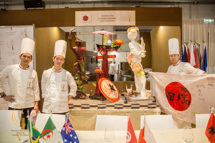 I pasticceri cinesi, secondi (Mondiale di pasticceria al GiapponeItalia solo terza dietro alla Cina)